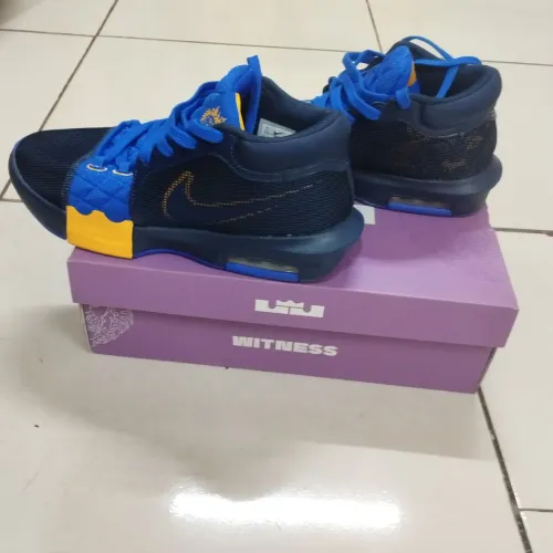 Tênis lêbron VIII. Estado de novo