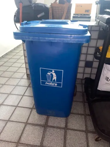 Lixeira coletora plástica com rodas 240 litros - Nobre