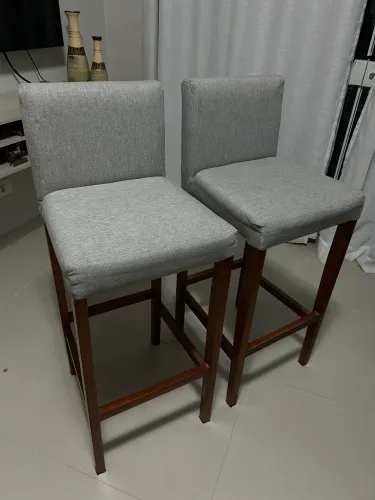 Banqueta para balcão de madeira