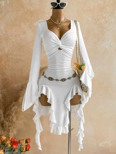 Vestido com fenda dupla de babados