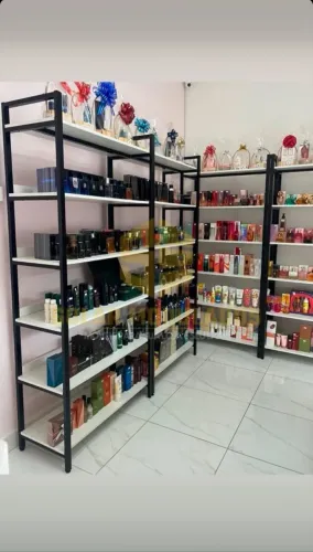 Prateleira Expositora Metalon c/ MDF Branco 