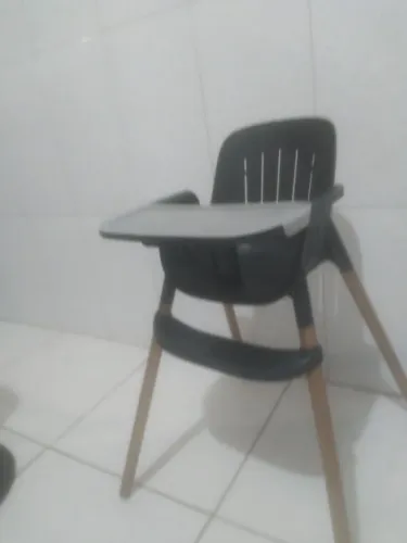 Vedo uma cadeira de bb de alimentação