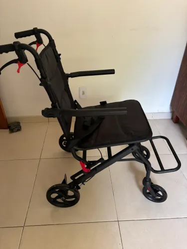 Cadeira de rodas de transporte compacta seminova