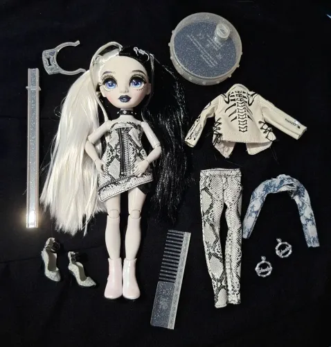 Boneca Shadow High Heather Grayson Versão Completa Rainbow High Preto e Branco