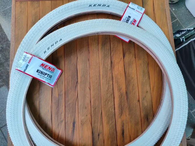 PAR Pneu kenda kniption aro26 BRANCO