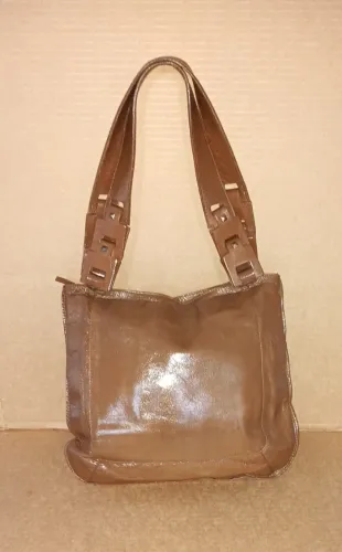 Bolsa Feminina Vernizada Fan Fargo Marrom Grande com Alça Transversal e Zíper.