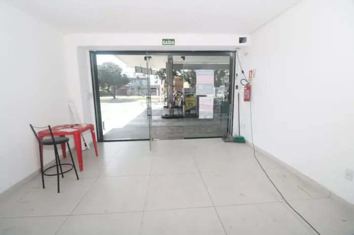 Loja Comercial com Vitrine Ampla na Av. Domingos de Almeida - Alto Fluxo e Localização Est