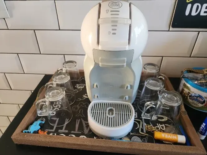 Cafeteira dolce gusto + BANDEJA + PORTA CÁPSULAS + CANECAS