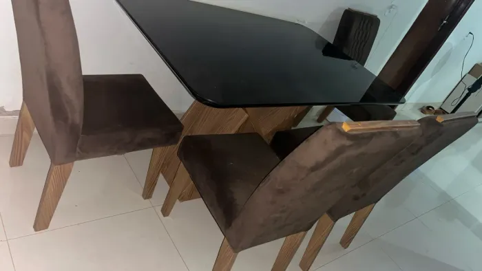 Vende- Mesa com 4 cadeiras