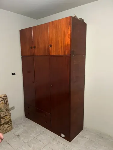 Guarda-roupa Clássico em madeira.