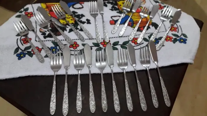 Lindo conjunto de talheres For Ever vintage em aço inox com relevo de rosas bem conservado
