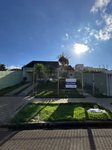Excelente casa para locação na Zona 2, com localização privilegiada!