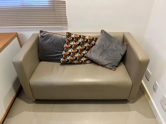 Sofá 2 lugares pequeno cinza