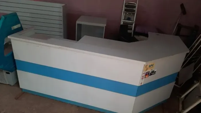 Balcão de atendimento 2,75x1,45x1,10 m em formica com varias prateleiras portas e gavetas