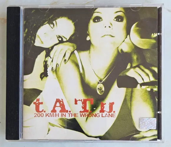 Primeiro cd da dupla T.A.T.U.