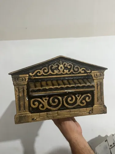 Caixa De Correio Colonial De Muro Ou Grade Dourado E Preto - Seminova Conservada