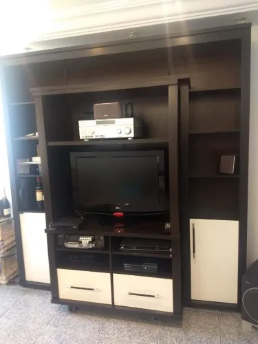 Estante linda e em perfeito estado, com rodas na parte central 