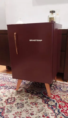 Frigobar brastemp retro marsala wine modelo ilimitado com os pés e o puxador na cor cobre