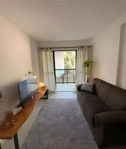 Apartamento 2 quartos, 1 suíte, mobiliado, perto da praia, varanda, aceito pet
