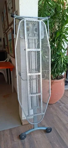 Tábua de Passar Roupa de Metal com Rodinhas