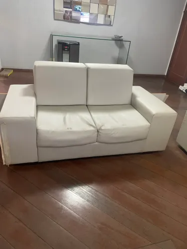 Vendo 2 sofás 2 e 3 lugares, estão com alguns estragos precisa trocar o estofado