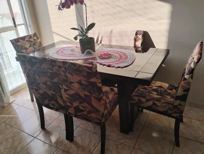 Mesa com seis cadeiras tampo de (vidro central )