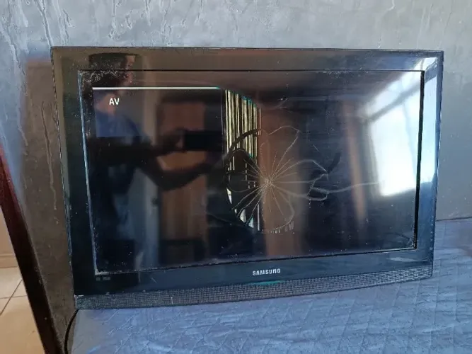 Tv com tela quebrada para retirada de peças