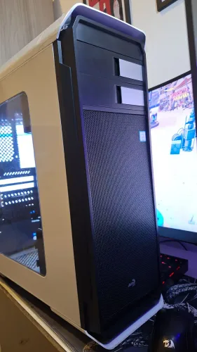Gabinete Aero Cool 500 usado.
