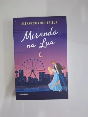 livro mirando na lua - alexandria bellefleur