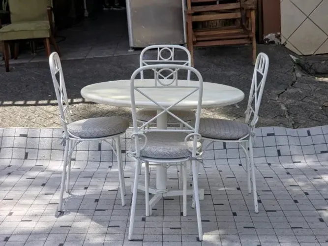 Mesa de Cozinha em Ferro e tampo de Marmore com 4 Cadeiras de ferro