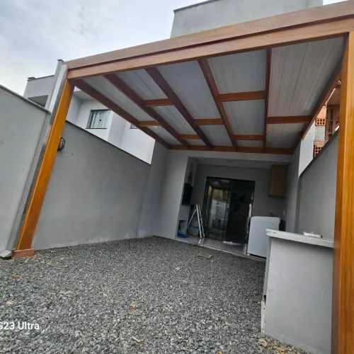 Pergolado com Telha Sanduíche/Peroba madeira