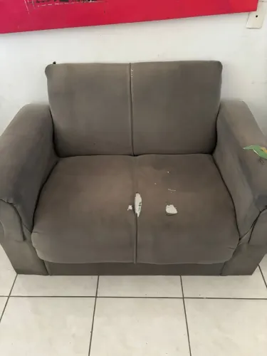Sofá 2 lugares na cor marrom 