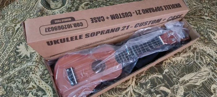 Ukulele Soprano 21 - Custm + Case