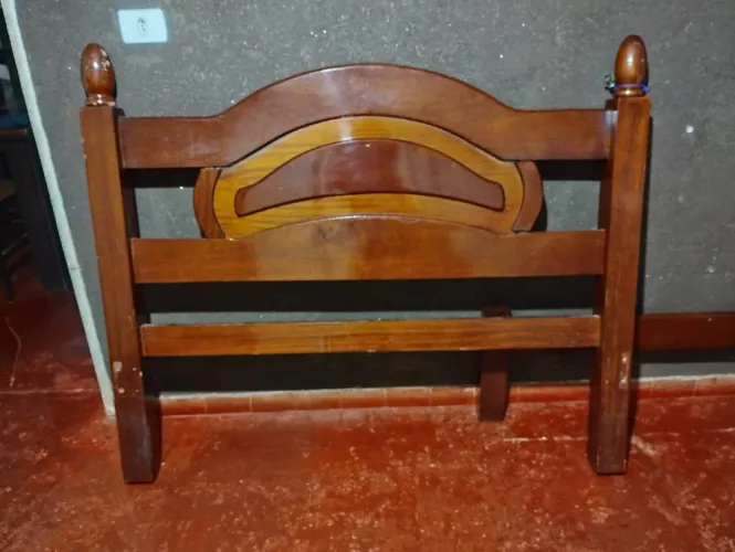Cama de casal de madeira reforçada