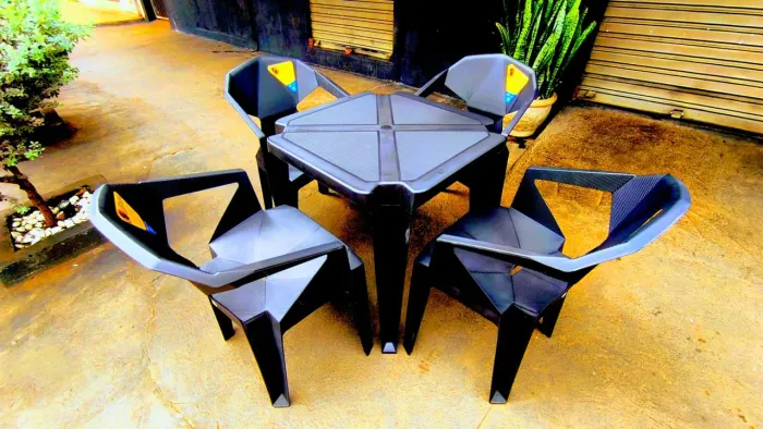 Jogo de mesa e cadeiras plásticas modelo Diamond! Suporta 182 kg.