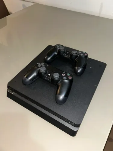 Playstation 4 slim, 1TB, dois controles, mais jogos