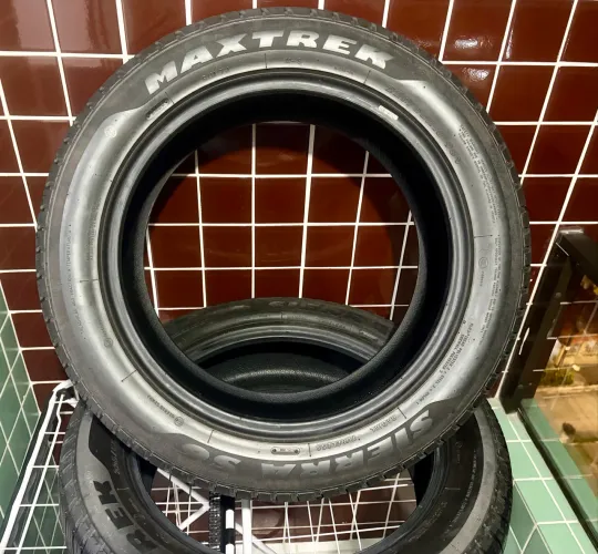 Oportunidade , 02 Pneu maxtrek sierra S 6 225-55/18 com apenas um mês de uso .