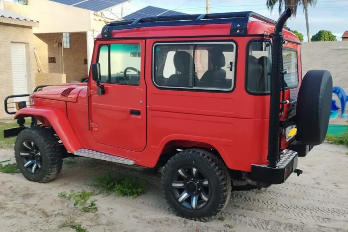 Toyota Band.Jipe Cap.de Aço Chas. Curto Diesel 1982