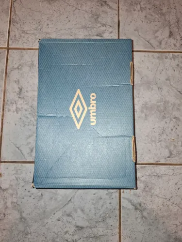 Vendo Chuteira de Futsal Umbro TAM. 41 Acompanhada com Meião da Penalty