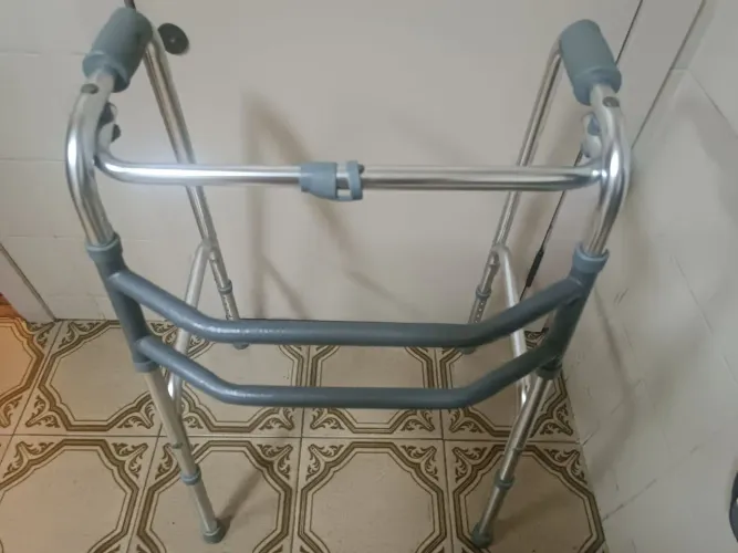 Andador para idosos articulado em perfeito estado 