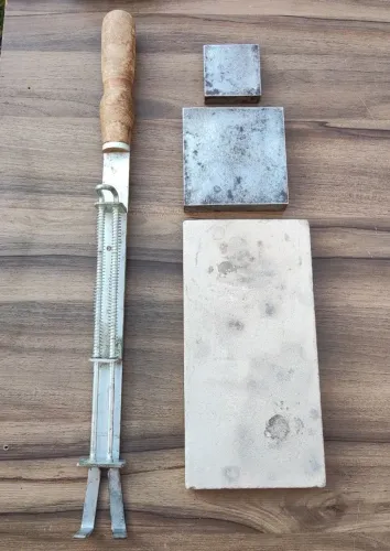 Kit Ourives e Solda - Porta Cadinho + Bloco Refratário + 2 Tás de Ferro