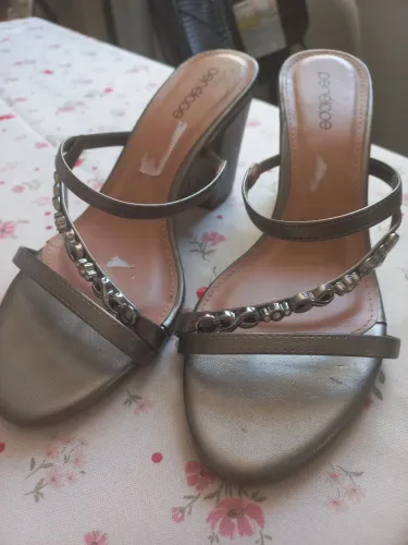 Sandália de salto bloco