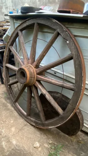 Roda de carroça antiga
