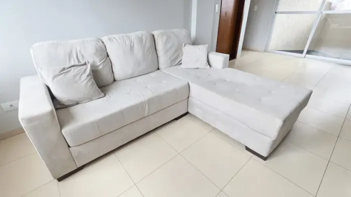 SOFÁ COM CHAISE À VENDA POR APENAS R$ 1.500,00