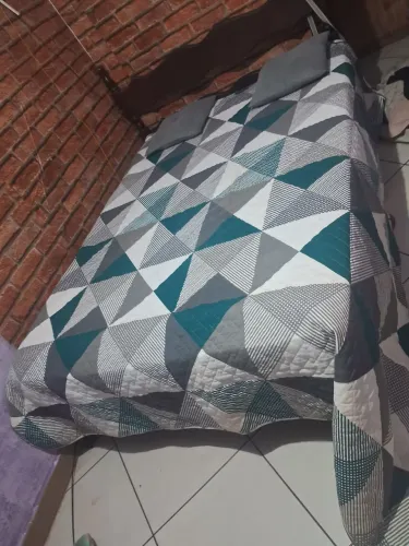 Cama casal de madeira com colchão