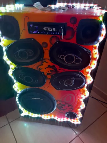 Vendo uma caixa de som muito boa 2000.00 reais quem tiver interesse e só mim chamar
