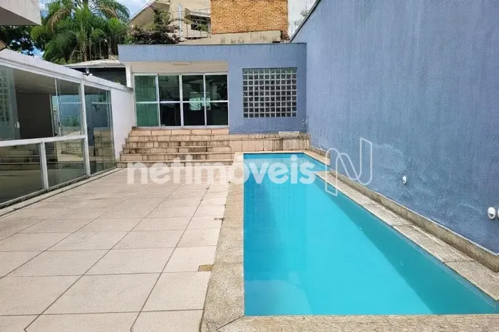 Casa espaçosa com 4 quartos, 2 grandes salas e 5 vagas.