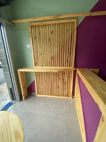 Painel ripado com bancada feito em Pinus 