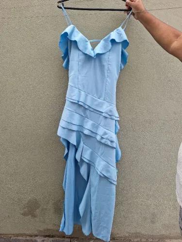Vestido azul claro com babados e alça fina - elegante