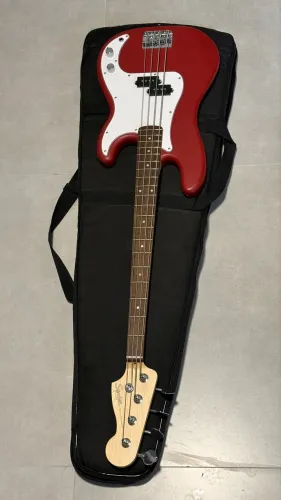 Baixo Squier debut precision